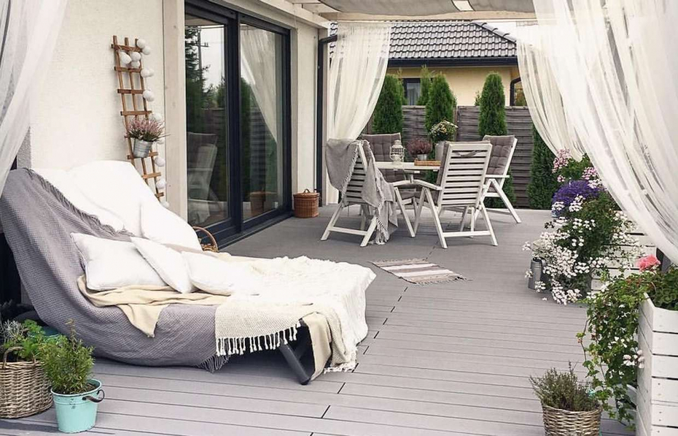 Терраса с белыми шторами