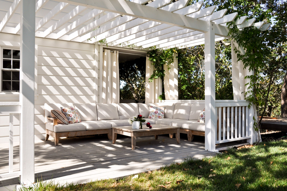 Терраса в белом цвете