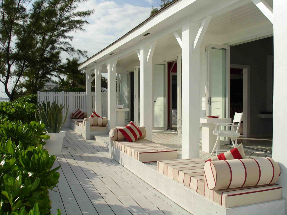 Дом с белой террасой