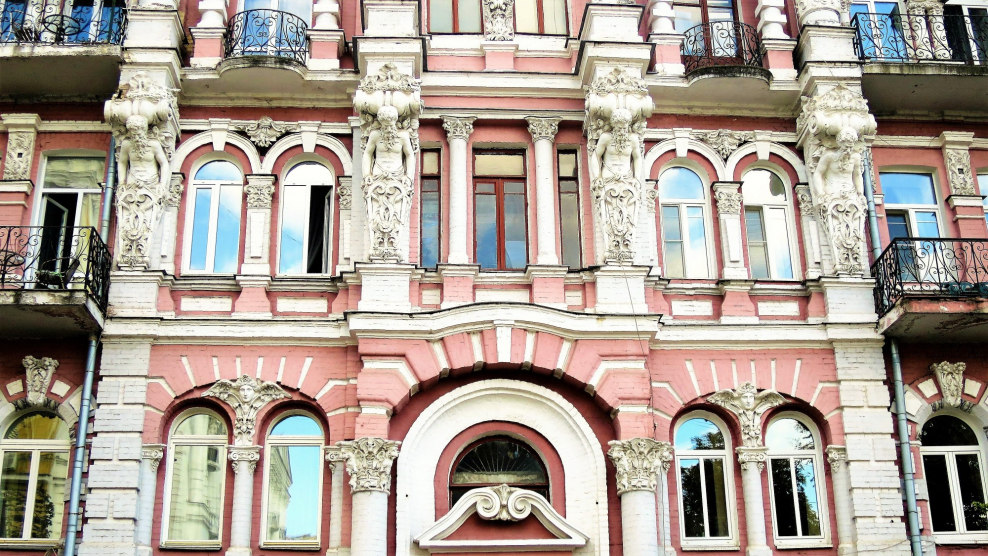 Яркий диван в интерьере