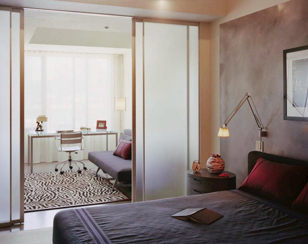 Раздвижная перегородка для зонирования комнаты