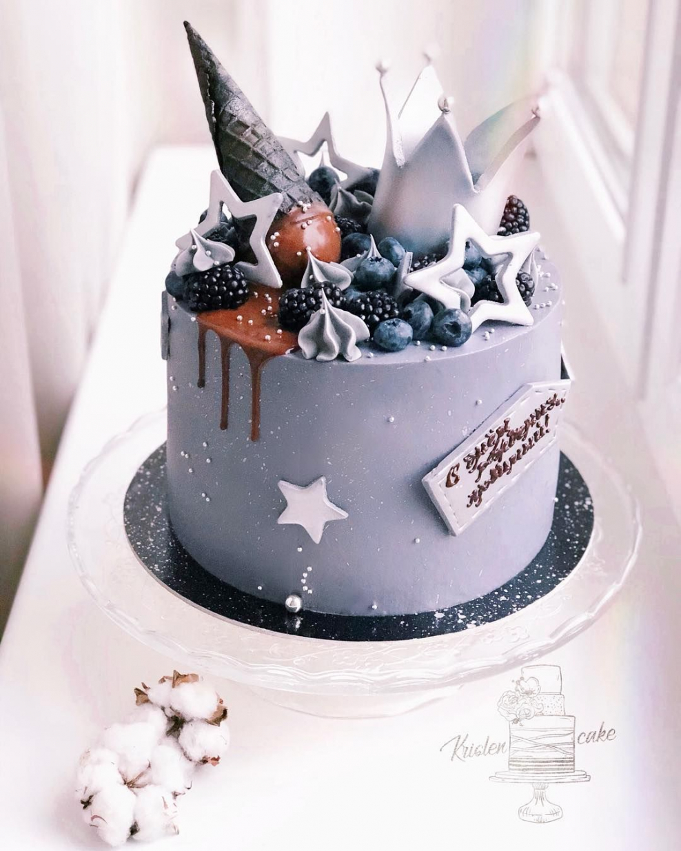 Свадебный торт в сером цвете