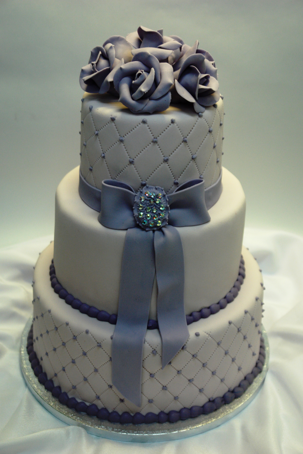 Украшение свадебного торта живыми цветами