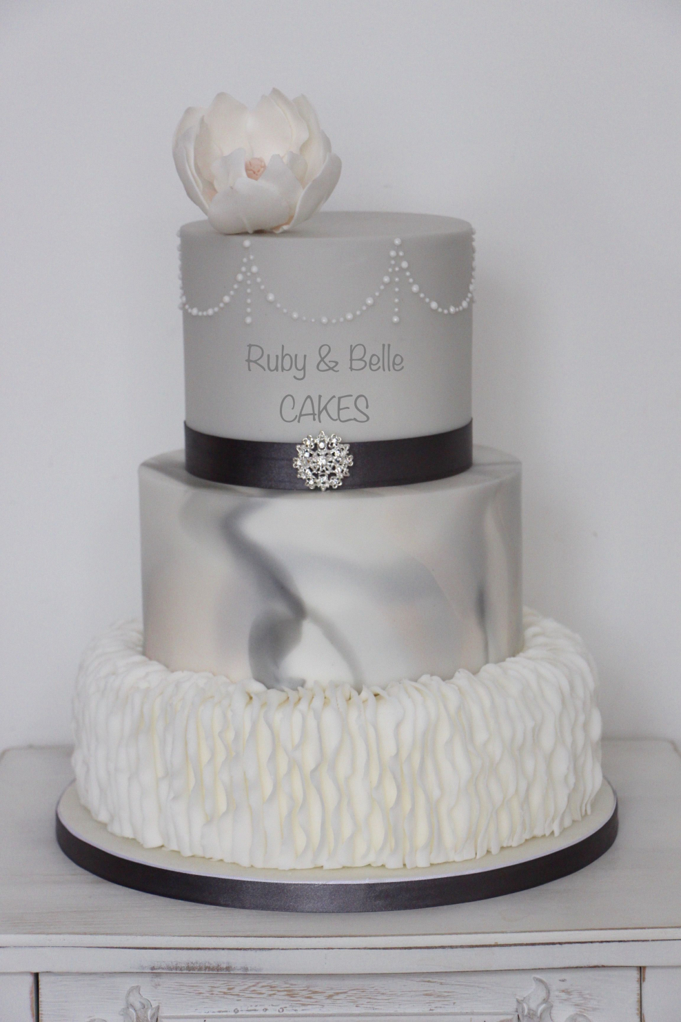 Свадебный торт в сером цвете
