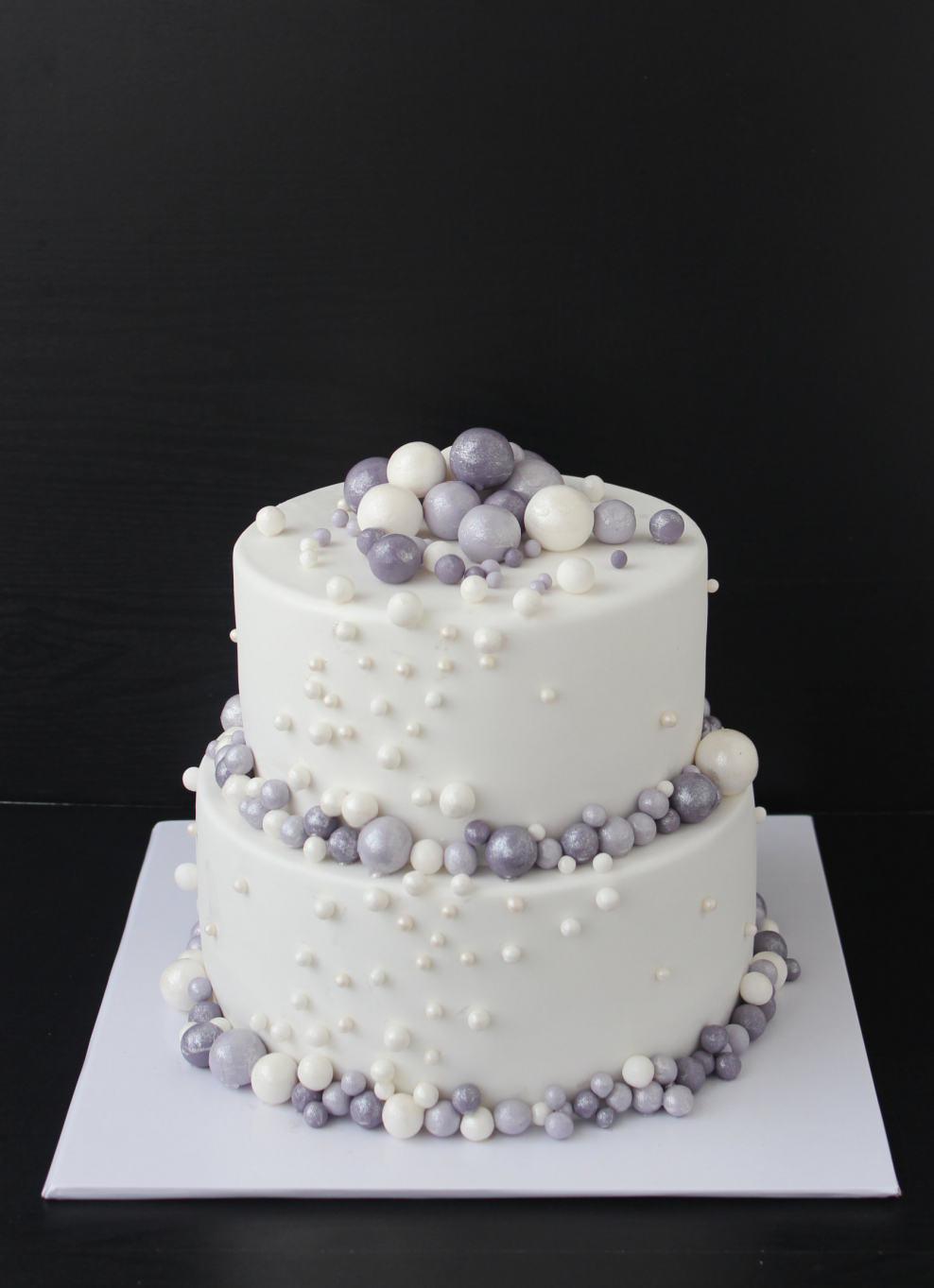 Черный двухъярусный торт