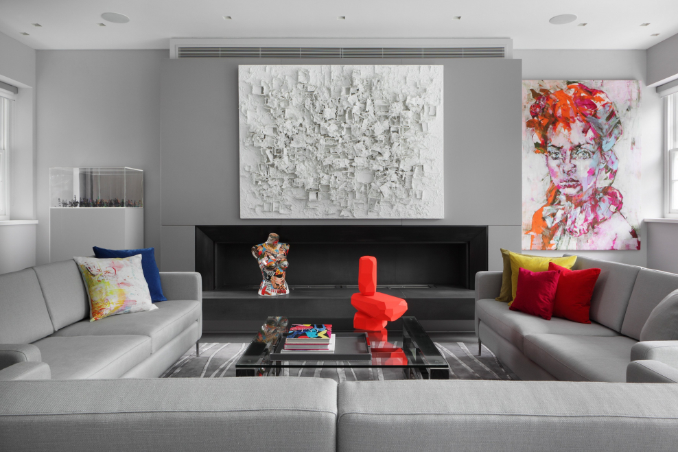Интерьер в сером цвете с яркими акцентами