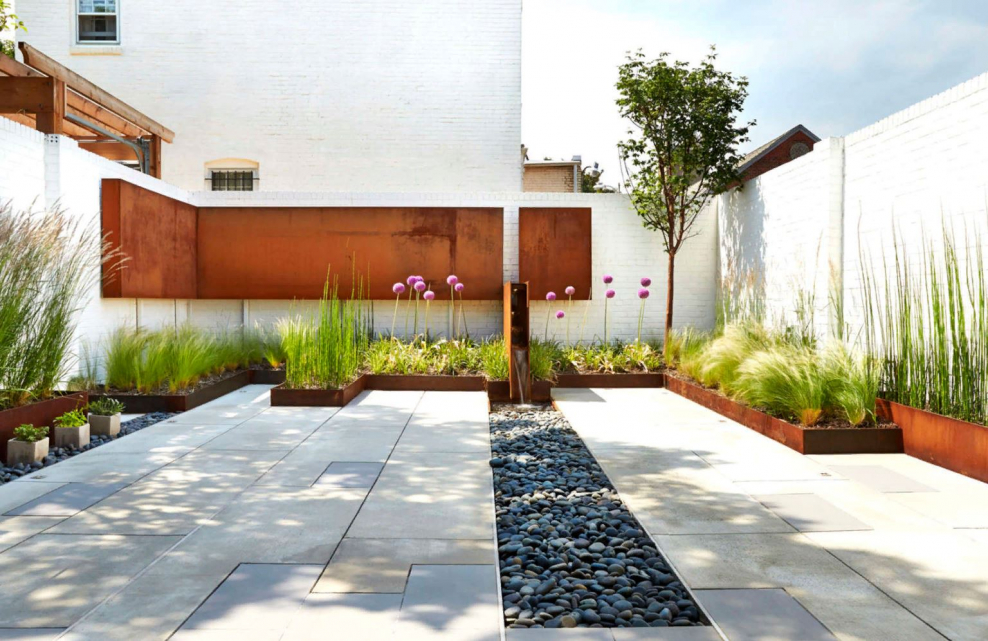 Двор в современном стиле