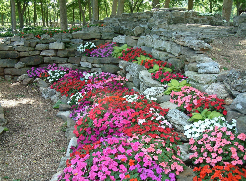 Клумба горка Альпийская петунья