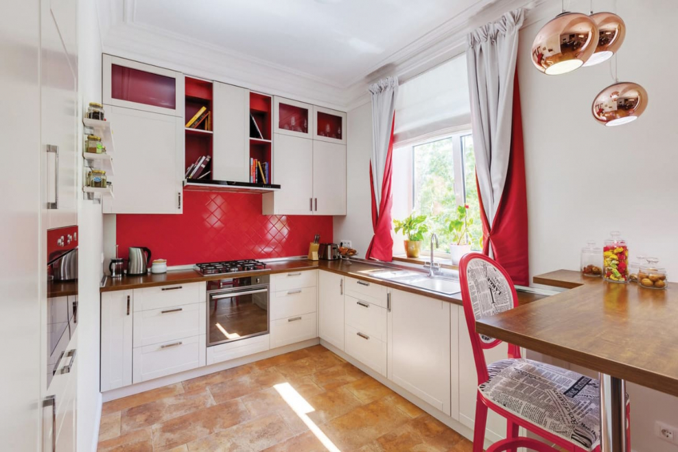 Красная кухня в хрущевке