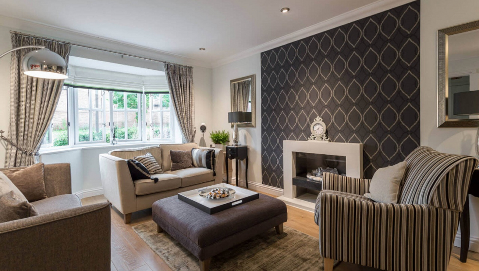 Гостиная с комбинированными обоями