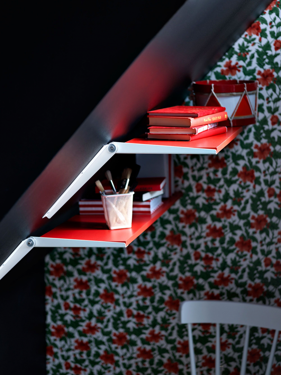 Полки наклонные на стену