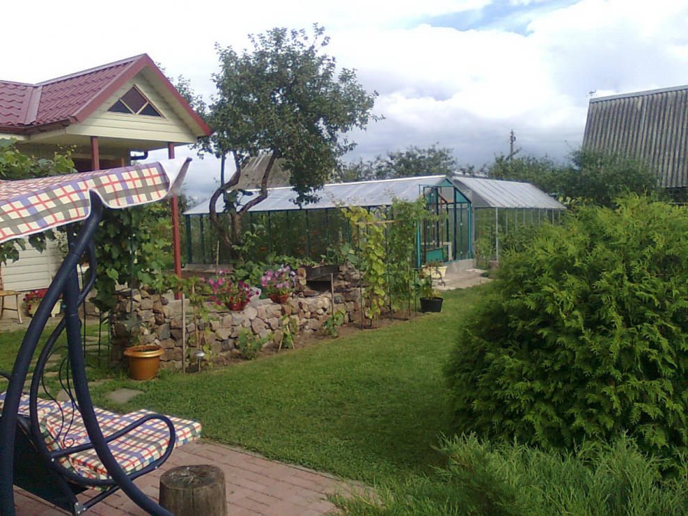 Садовые качели на участке 6 соток