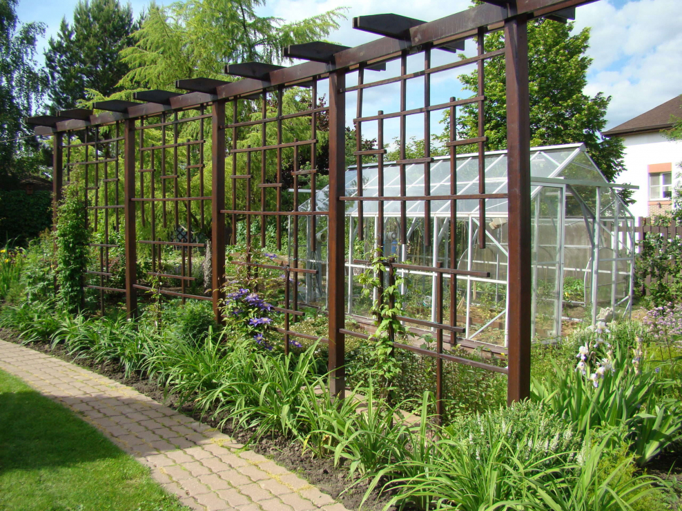 Пергола отделяющая огород от сада