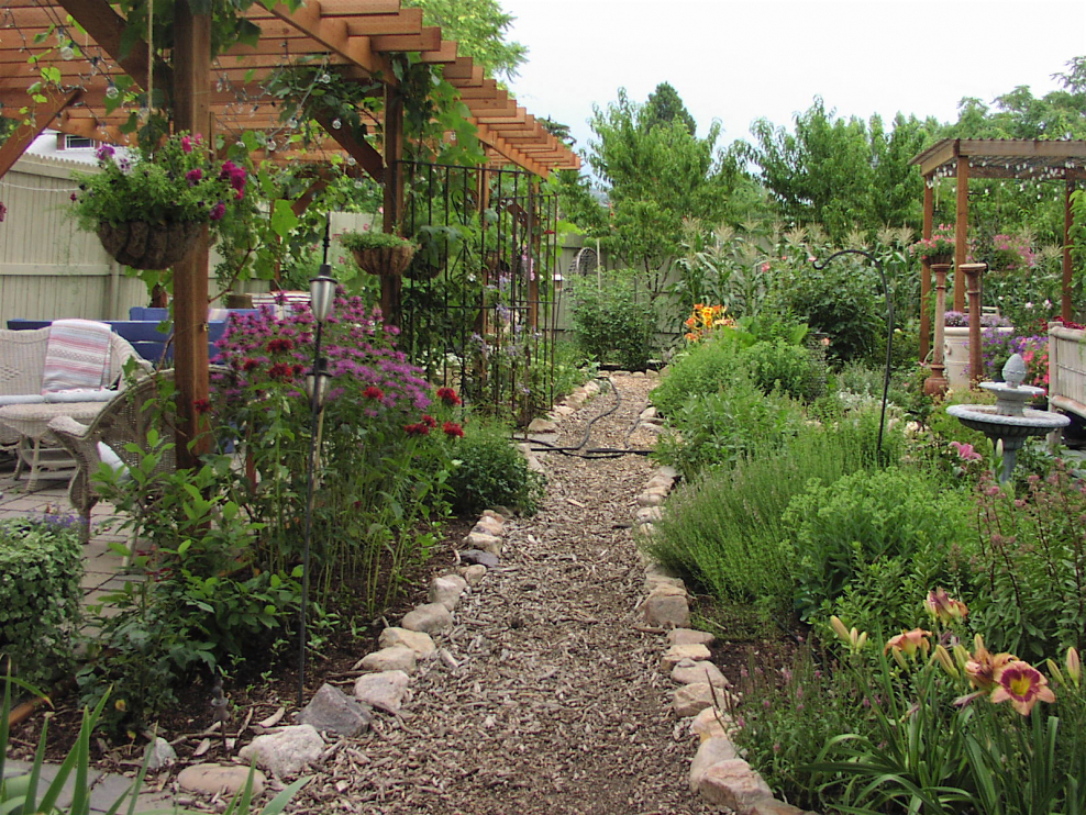 Отделить зону огорода от зоны отдыха