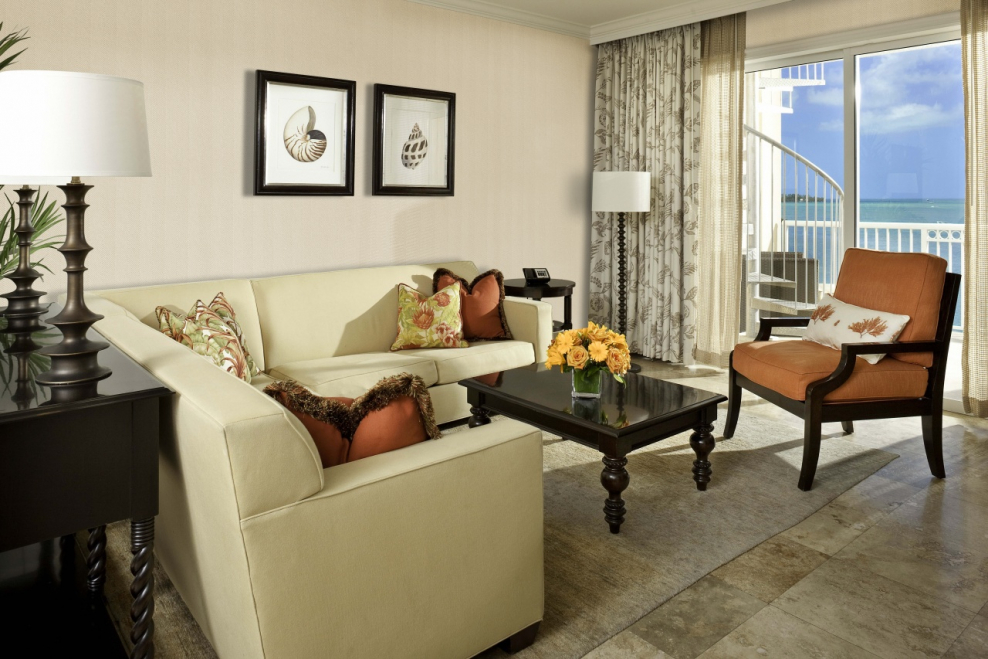 Дизайнерские обои в интерьере гостиной