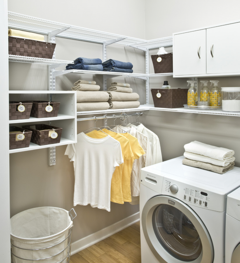 Постирочная с белой плиткой