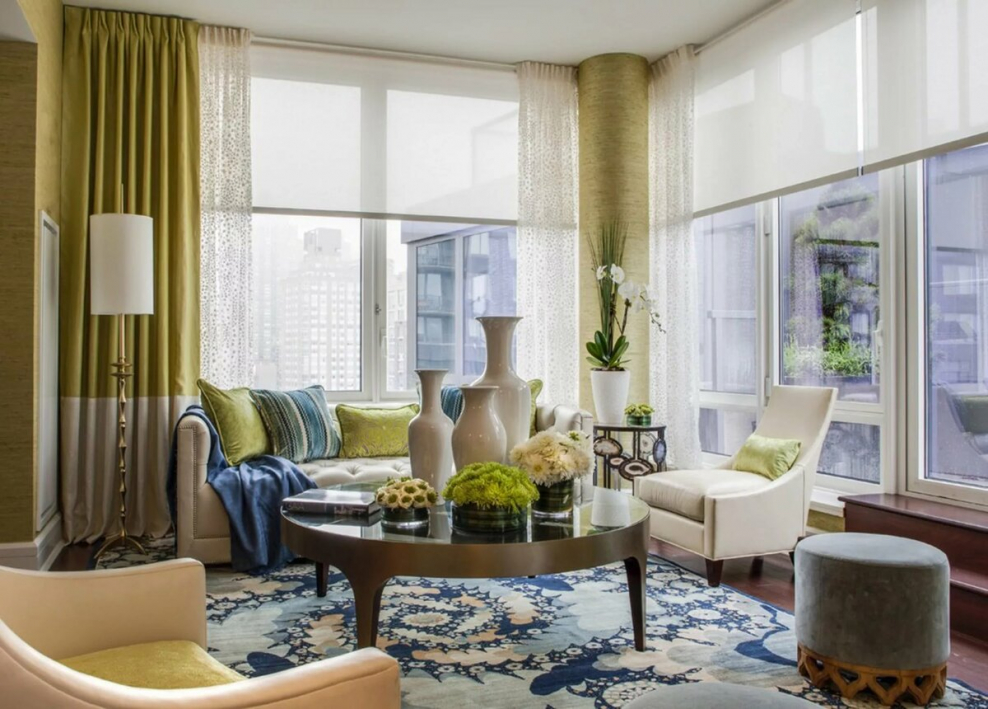 Гостиная с тремя окнами