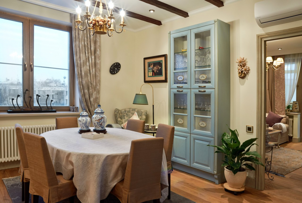 Дизайн спальни в стиле Прованс с ламинатом на стенах