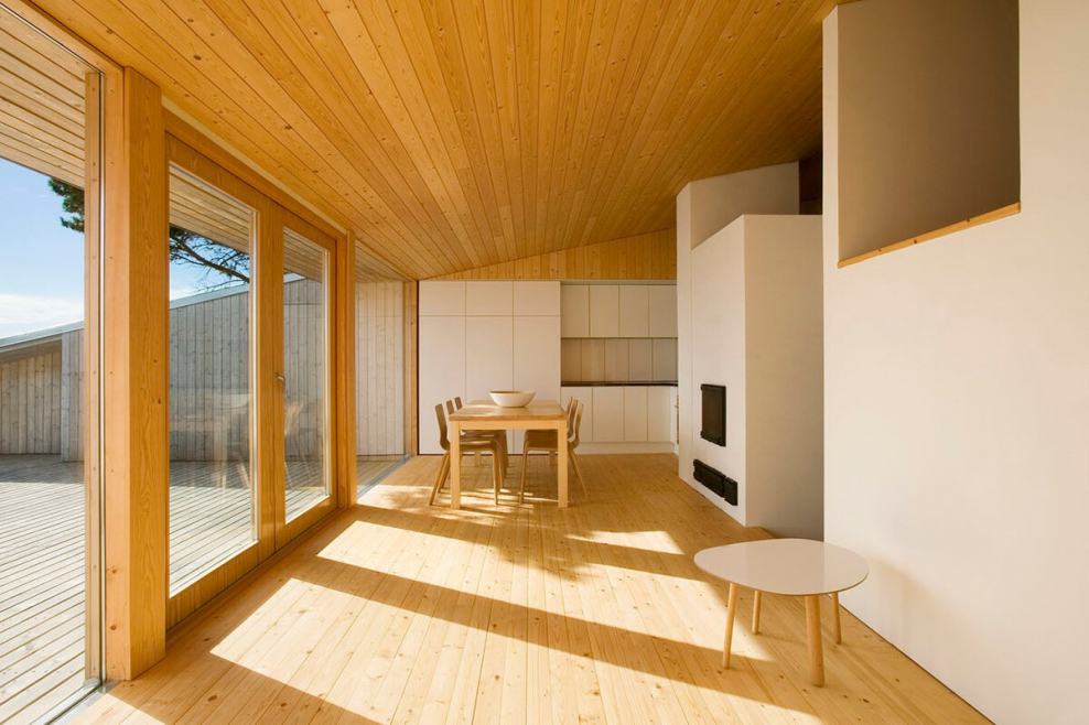 Стильный камин в деревянном доме