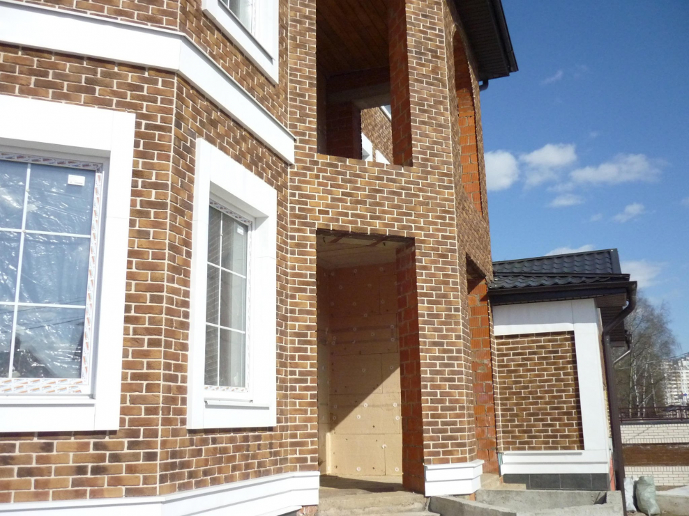 Кирпичный дом с белыми окнами