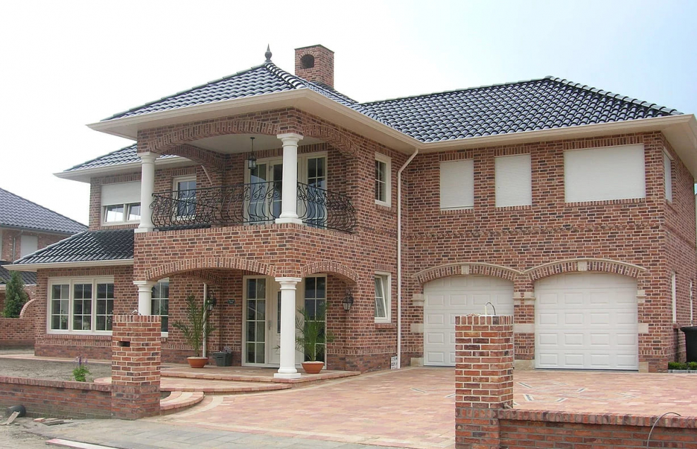 Дом из розового кирпича