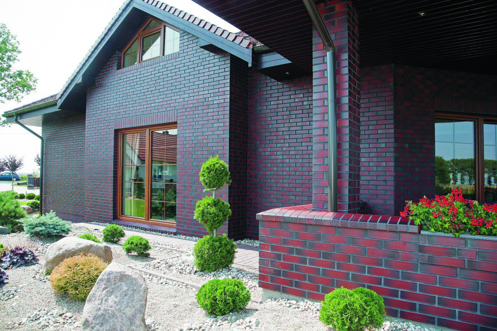 Дом отделанный кирпичом