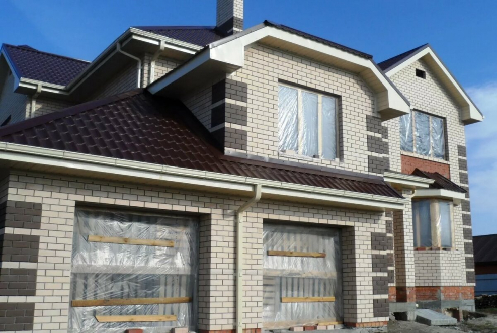 Фасад из белого кирпича