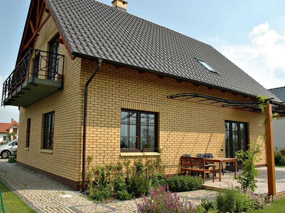 Дом из желтого кирпича