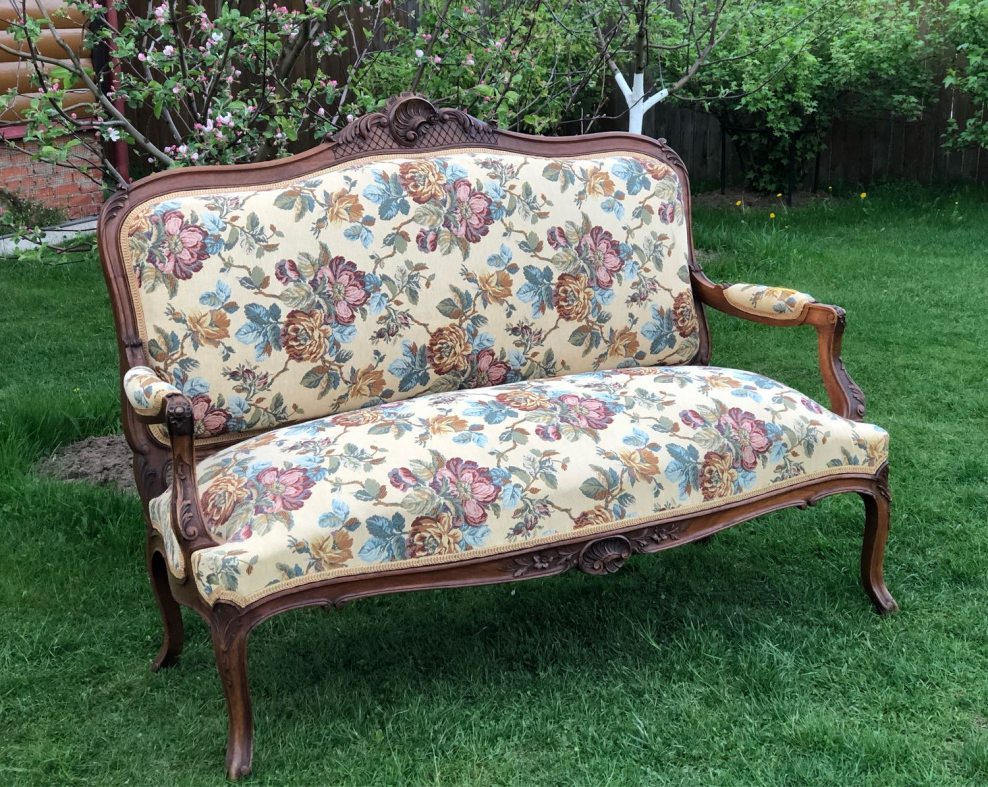 Диван из массива с гобеленом