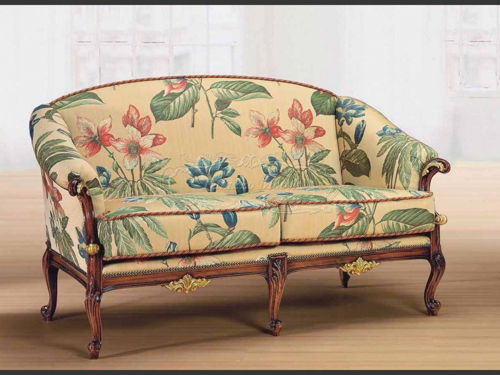 Диван во французском стиле