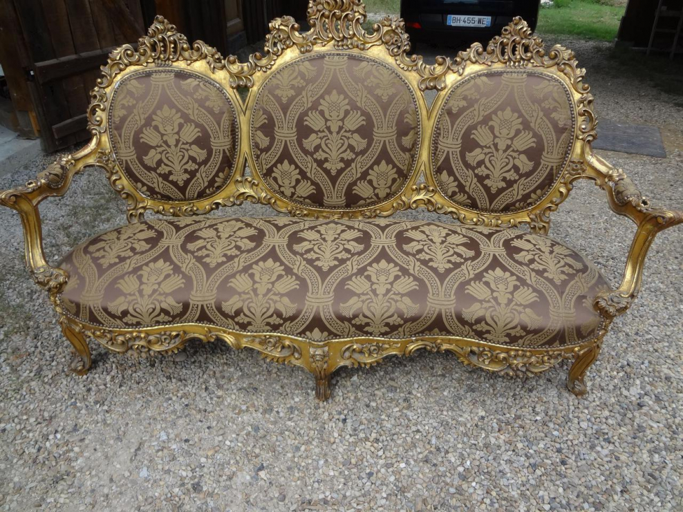 Диван во французском стиле