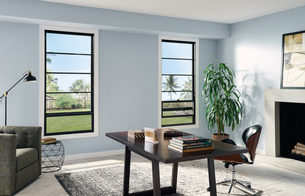 Чёрные рамы окна в интерьере