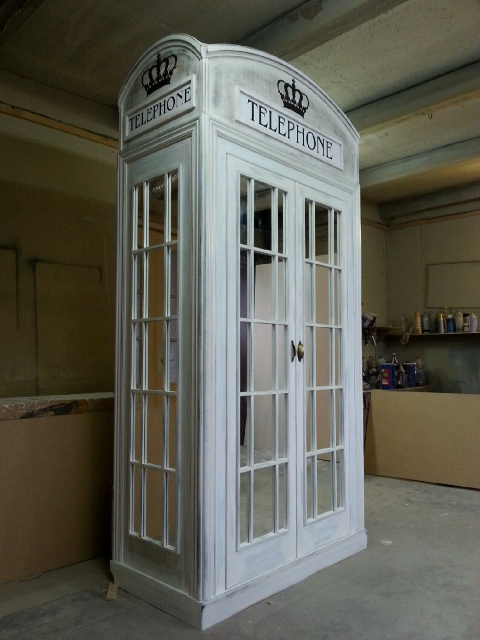 Шкаф в стиле телефонной будки