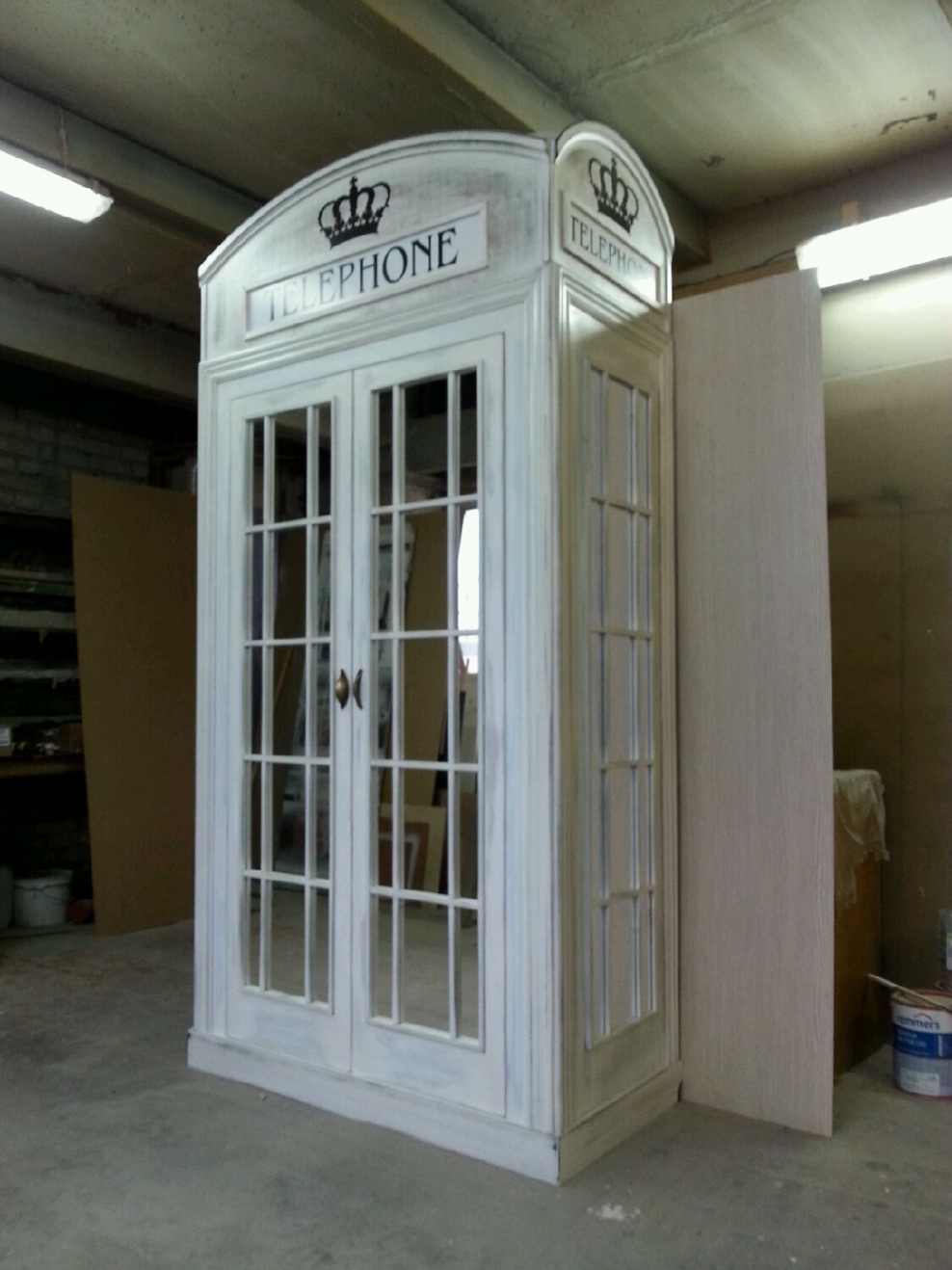 Шкаф в виде английской телефонной будки