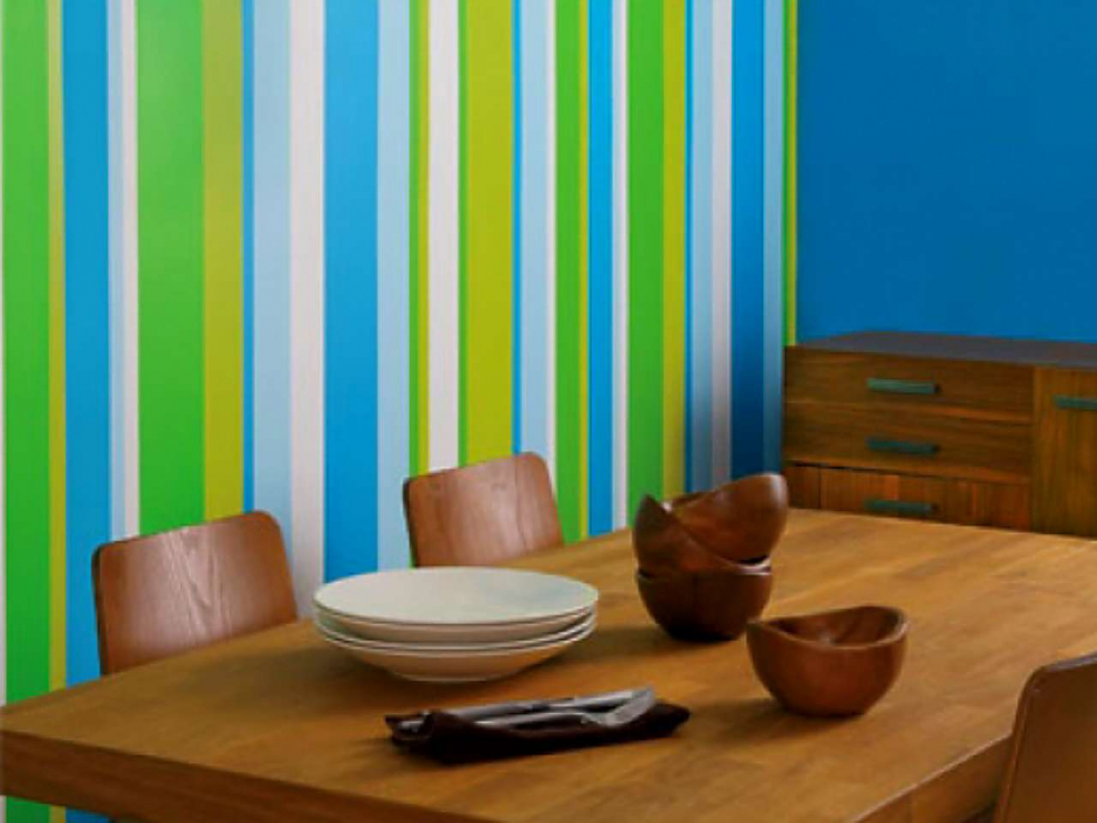 Полоски на стене краской