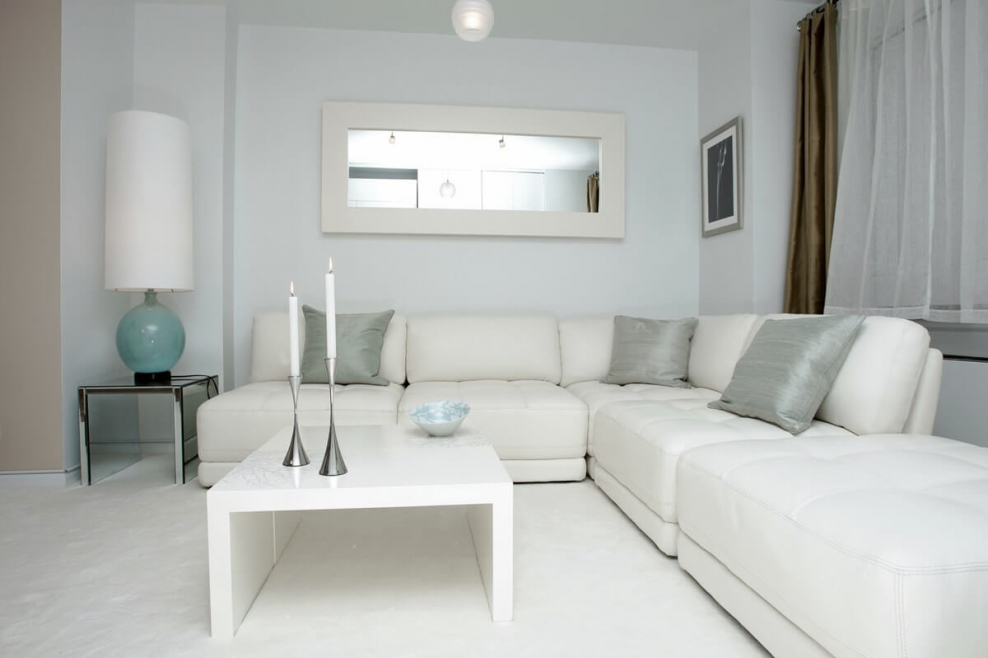 Интерьер комнаты в светлых тонах