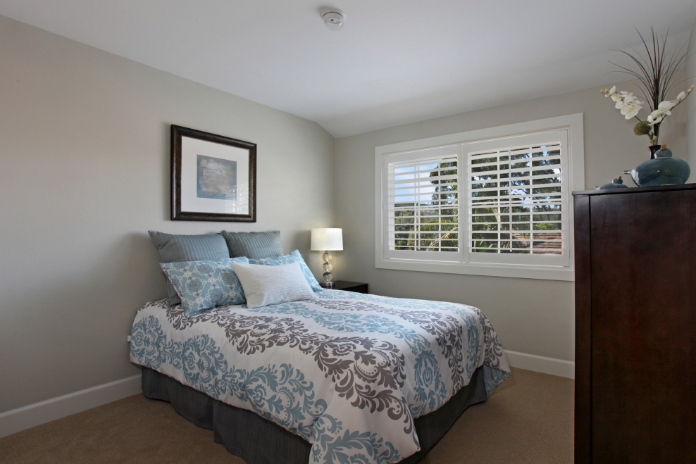 Однотонные серые обои в интерьере