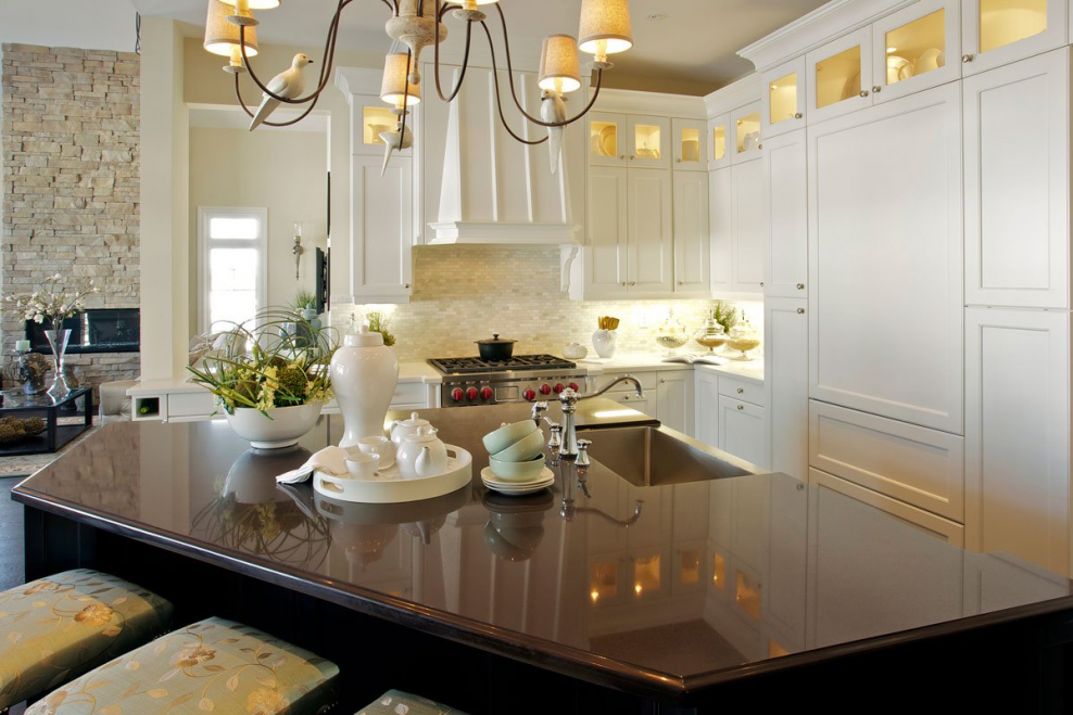 Люстра на маленькой кухне в интерьере