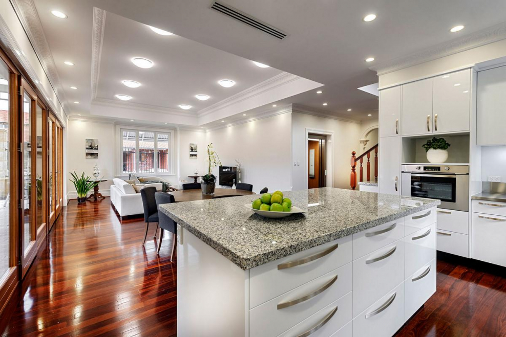 Большая кухня студия в частном доме