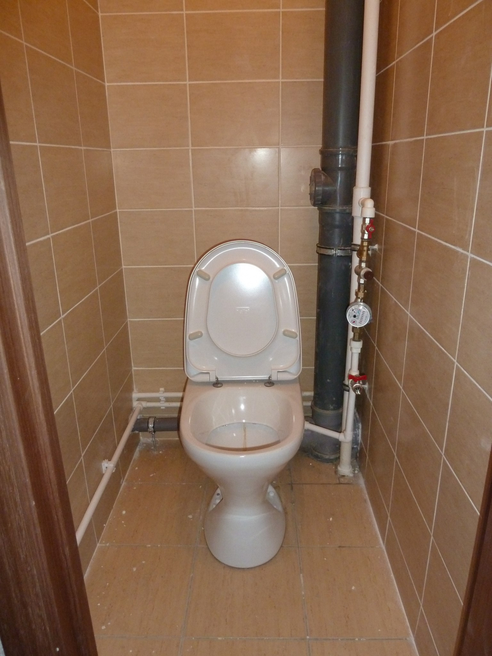 Короб за унитазом