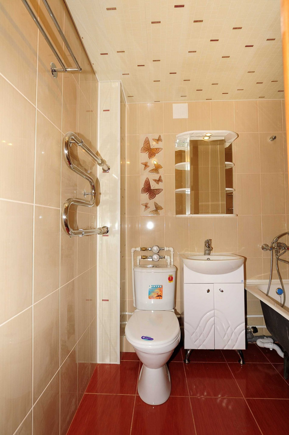 Закрытие труб в ванной панелями