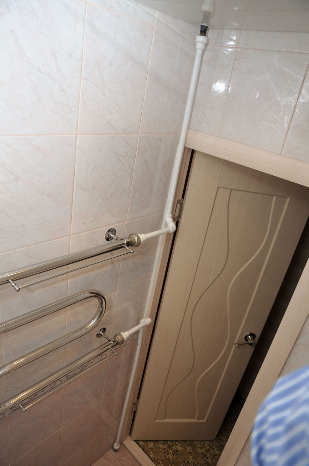 Короб с дверью в ванной для труб