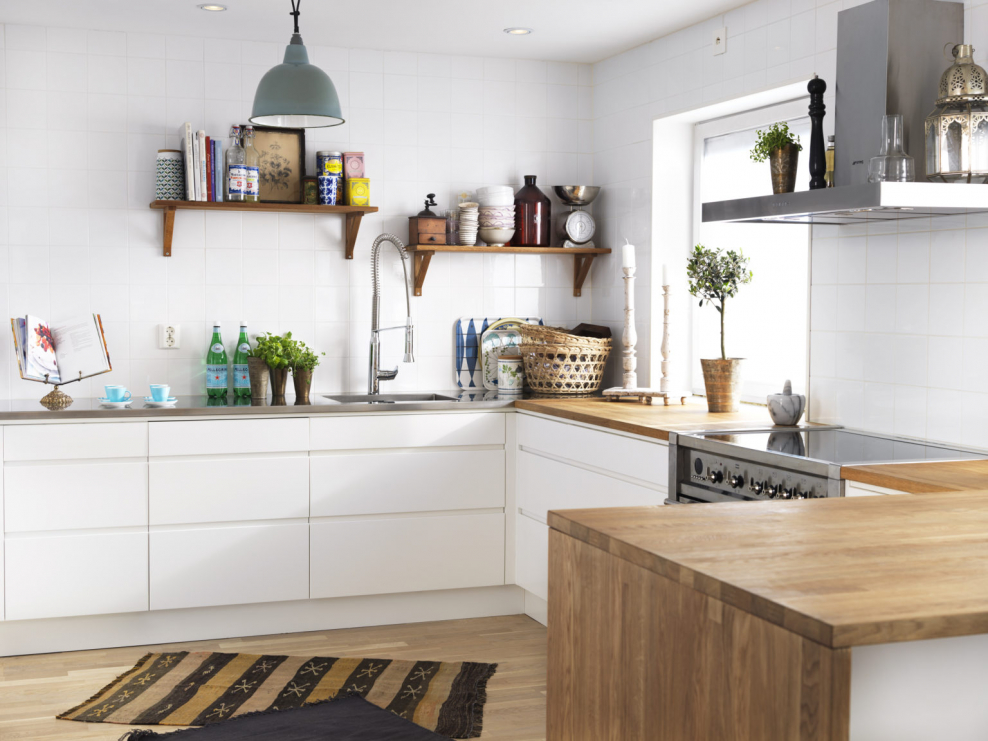 Белая кухня фартук орнамент