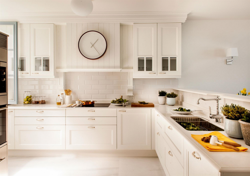 Сканди кухня белая с деревянной столешницей