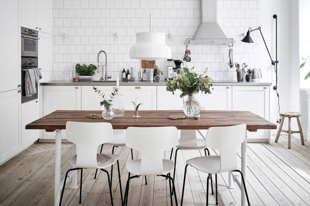 Белая кухня с деревянной столешницей