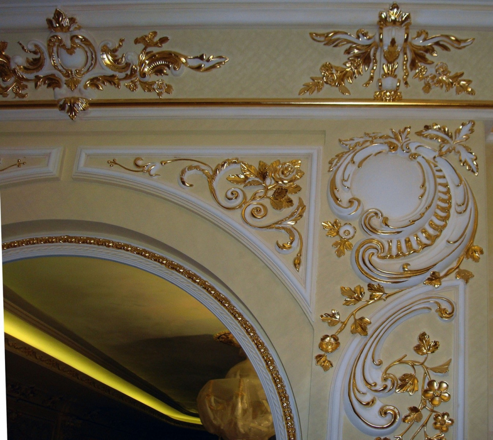 Арки из лепнины в интерьере