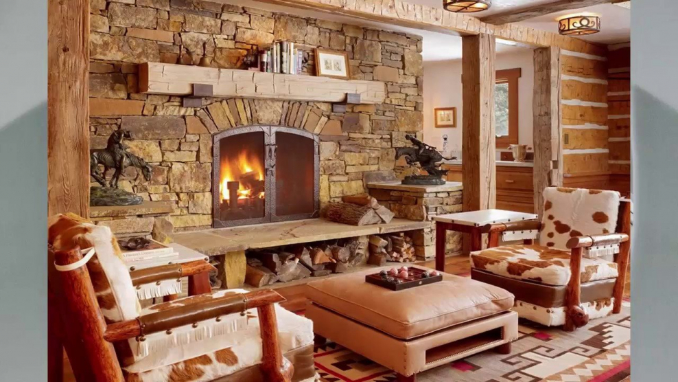 Гостиная с камином в деревенском стиле