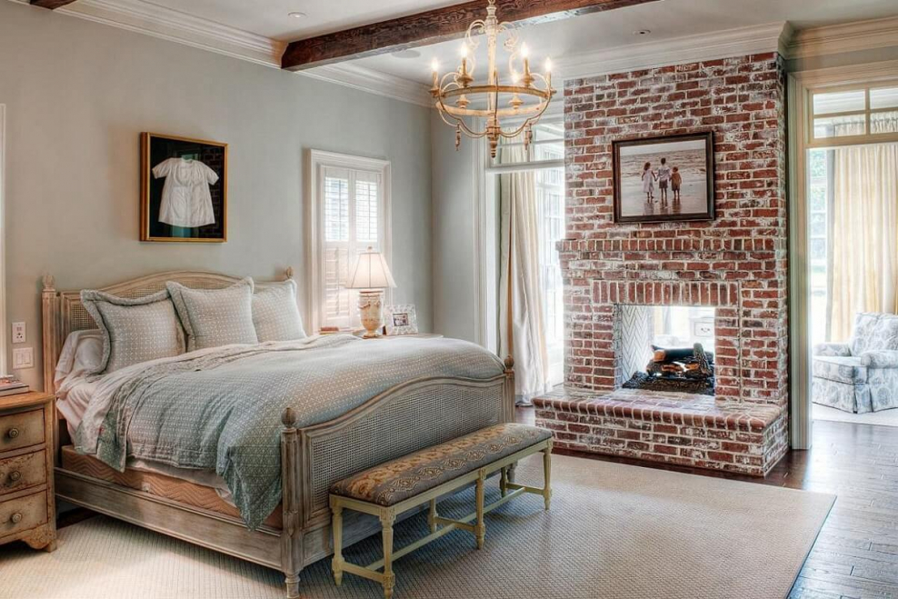 Спальня с кирпичной стеной в стиле Прованс