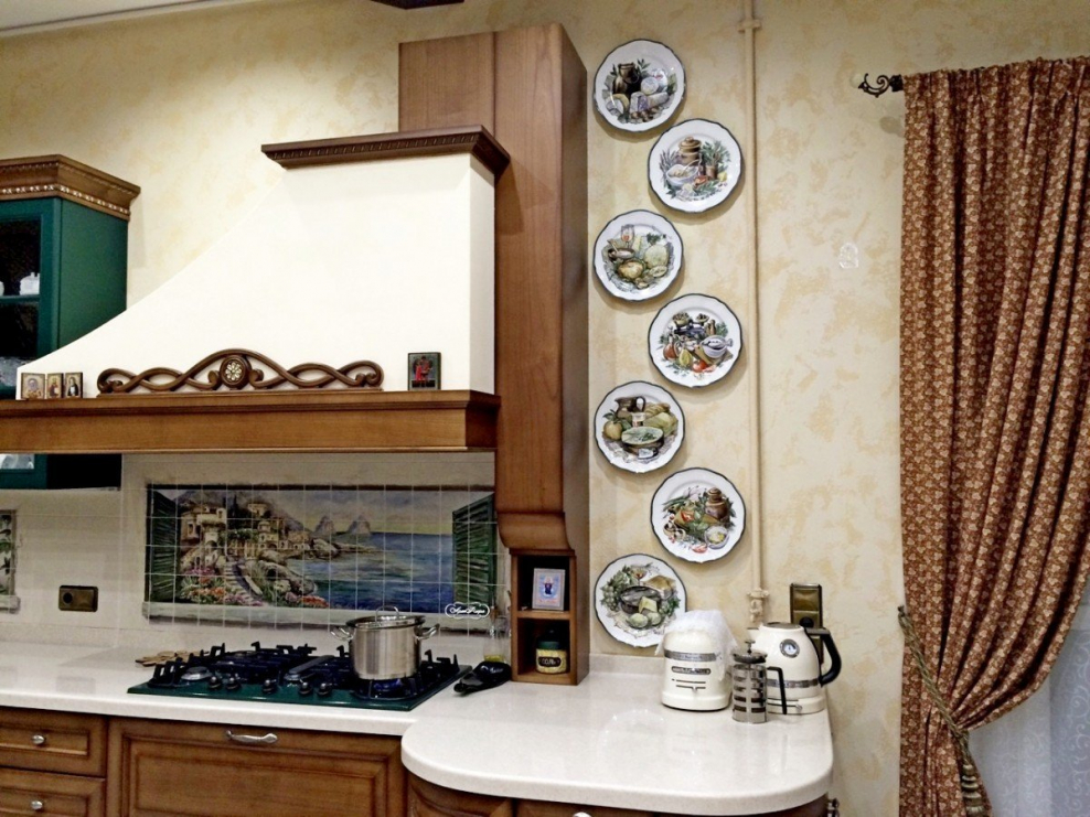 Декоративные тарелки в интерьере кухни