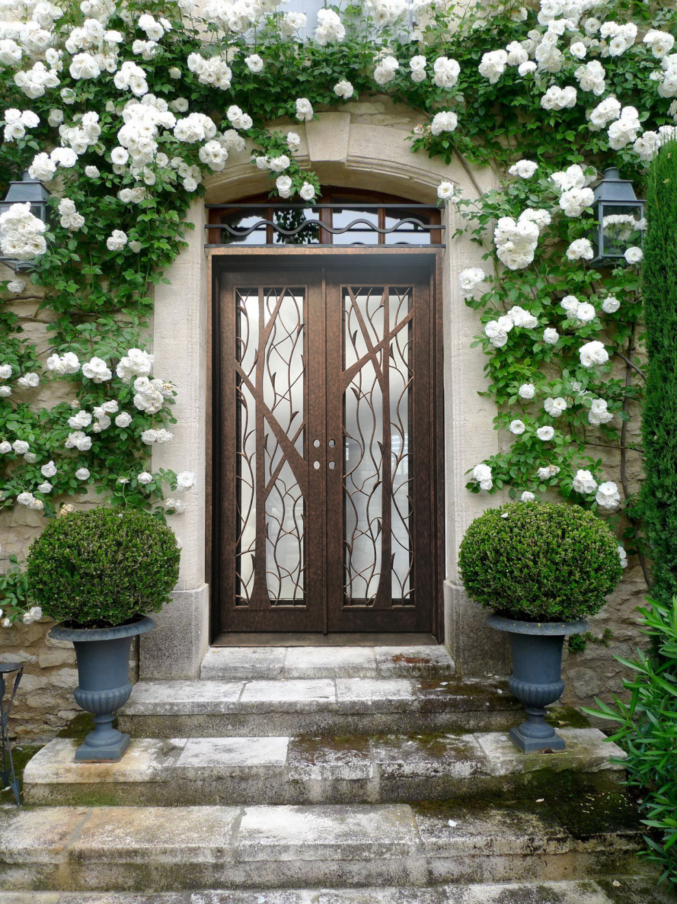 Входная дверь с цветами